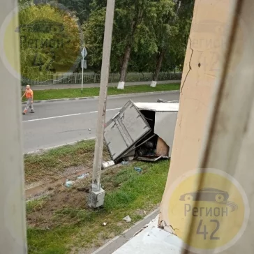 Фото: «Отказали тормоза»: очевидцы рассказали о серьёзном ДТП в Кемерове 2