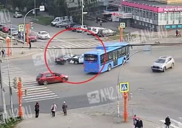 Фото: Полез вперёд автобуса: момент ДТП на проспекте Ленина в Кемерове попал на видео 1