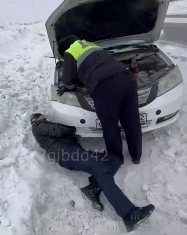 В Новокузнецке сотрудники Госавтоинспекции помогли водителю заглохшей машины