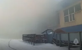 В Хабаровске загорелась станция переработки мусора, 30 человек тушат огонь
