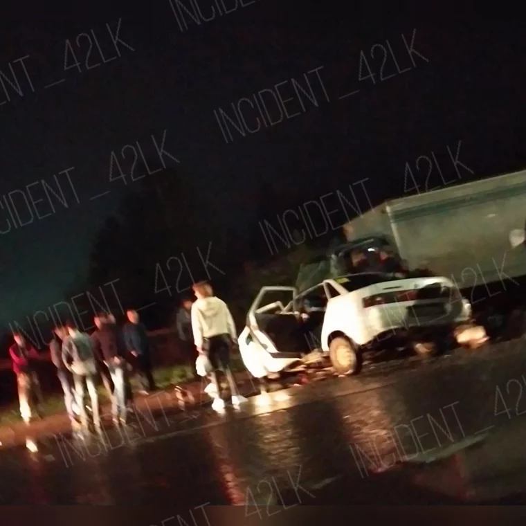 Фото: В кузбасском городе произошло жёсткое ДТП с грузовиком  2