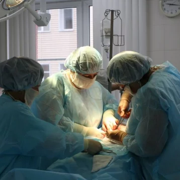 Фото: В Кузбассе хирурги удалили из живота 34-летней пациентки огромную опухоль  1