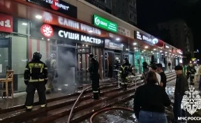 В Кемерове ночью пожар в суши-баре тушили 23 человека
