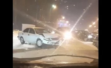 Фото: Опубликовано видео с места ДТП в Кемерове на улице Сибиряков-Гвардейцев 1