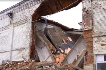 Фото: «Прошло почти полтора года»: в Кузбассе начали сносить школу, в которой рухнул потолок 1
