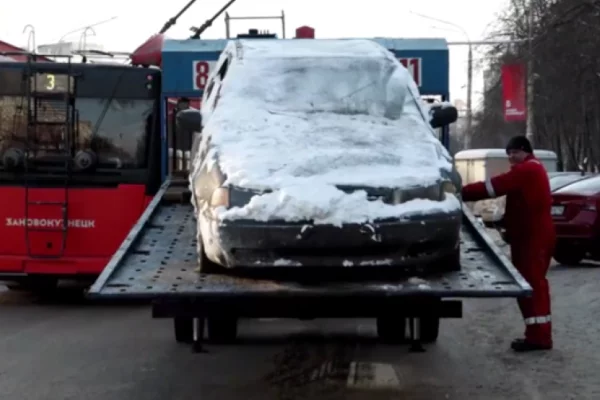 С улиц Новокузнецка начали принудительно вывозить брошенные автомобили