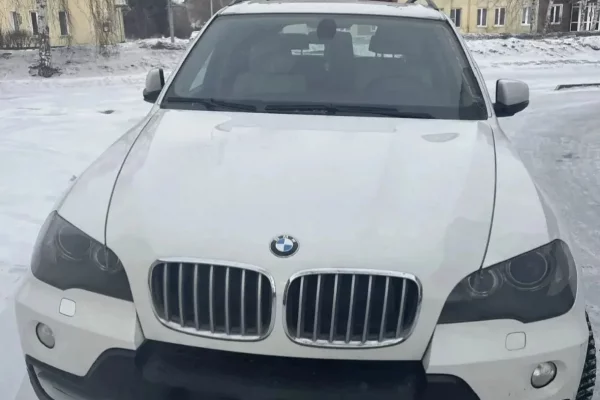 Судебные приставы арестовали у кузбассовца BMW X6 за долг в 2 млн рублей