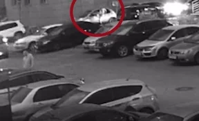 В Кемерове неадекватный мужчина повредил машины во дворе