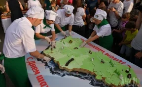 Кемеровчан угостили тортом «Шахтёрский край», выполненным в виде карты Кузбасса