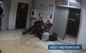 Пили и ругались матом: в Кузбассе с поезда сняли двух буйных пассажиров