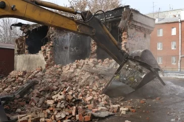 Фото: В Кемерове снесли опасное заброшенное строение 2