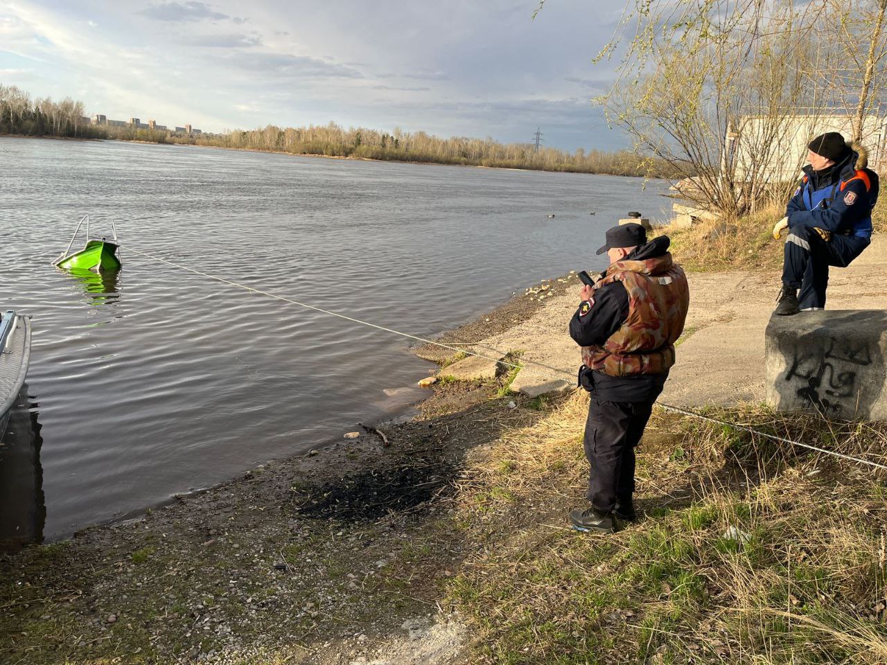 В Красноярске не смогли найти тело водителя катера, затонувшего после столкновения с баржей