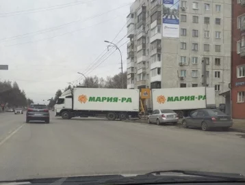 Фото: Кемеровчан возмутил водитель фуры, перегородивший дорогу в центре города 1