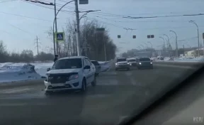 В Кемерове автомобиль вылетел на тротуар после ДТП