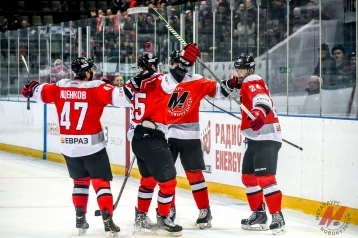 Фото: Новокузнецкий «Металлург» победил соперника и продолжил борьбу за выход в полуфинал ВХЛ 1