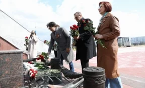 Телеведущий Андрей Малахов открыл выставку и возложил цветы к мемориалу Воину-освободителю в Кемерове