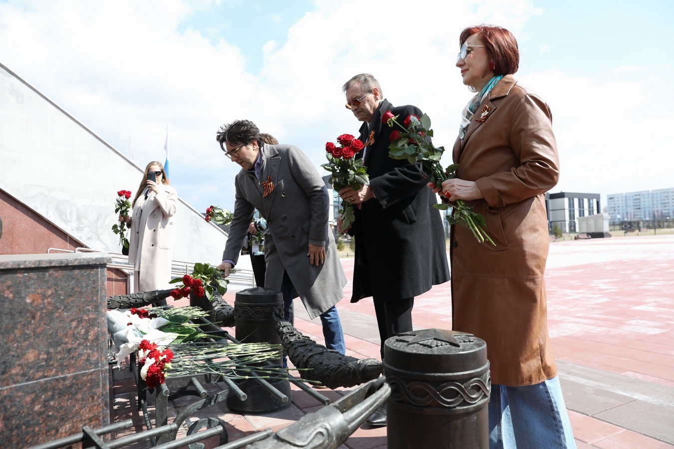 Телеведущий Андрей Малахов открыл выставку и возложил цветы к мемориалу Воину-освободителю в Кемерове