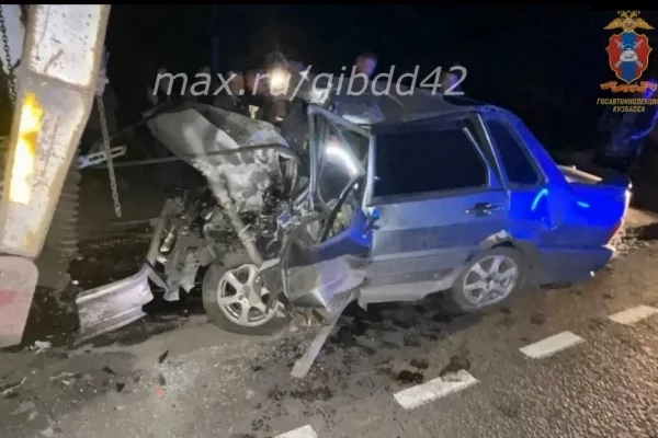 В Кузбассе водитель легкового автомобиля погиб, врезавшись в тягач