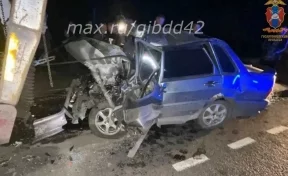 В Кузбассе водитель легкового автомобиля погиб, врезавшись в тягач