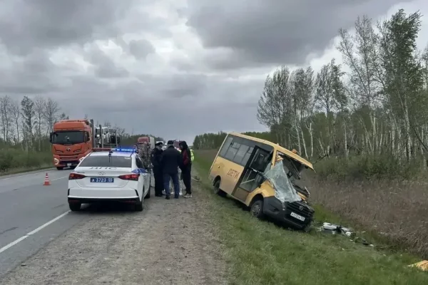 Один погиб, девять пострадали: в Омской области в ДТП попал автобус с детьми