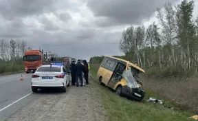Один погиб, девять пострадали: в Омской области в ДТП попал автобус с детьми