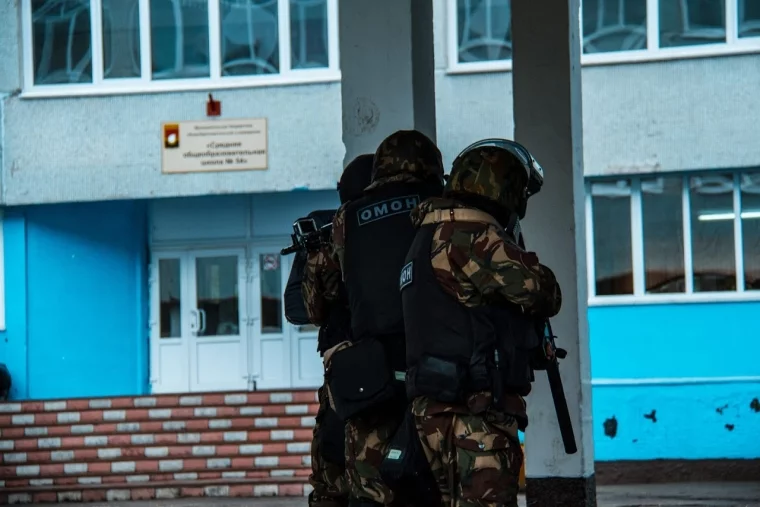 Фото: В Кемерове бойцы Росгвардии освободили школьников, «взятых» в заложники 2