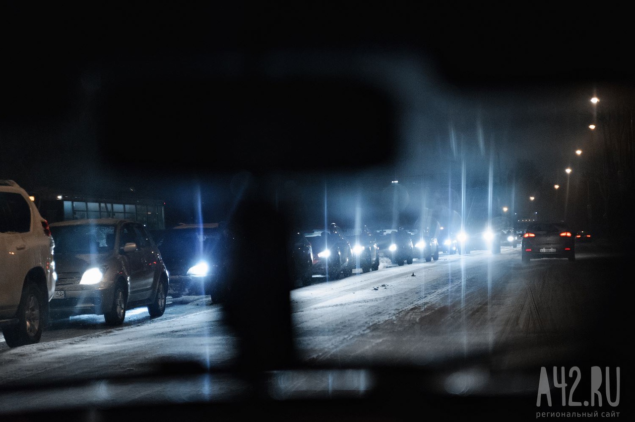 «Двое в реанимации»: на кузбасской трассе потерявший управление водитель снёс четырёх человек