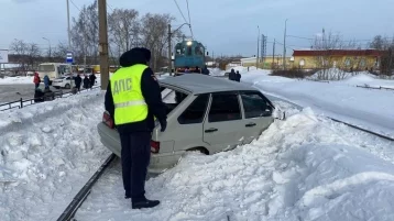 Фото: На Урале автомобиль с девушкой за рулём попал под поезд: стали известны подробности ДТП 1