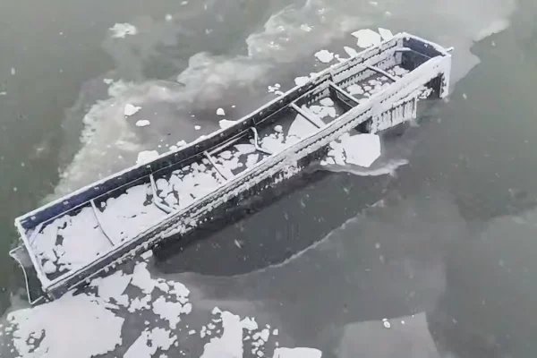 В Бурятии грузовик съехал с моста в реку, водителя ищут