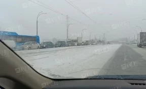 Город встал: кемеровчанин снял на видео бесконечную пробку на Кузнецком проспекте
