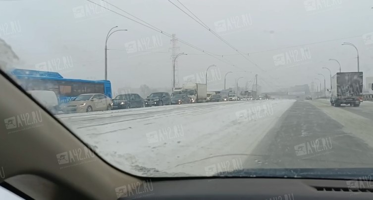 Город встал: кемеровчанин снял на видео бесконечную пробку на Кузнецком проспекте
