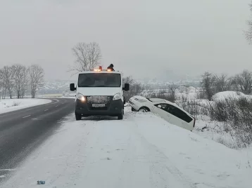 Фото: На кузбасской трассе автомобиль слетел в кювет и застрял в снегу 1