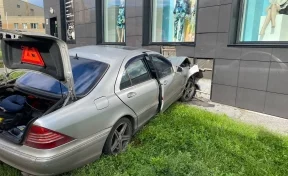 Mercedes влетел в дом на улице Орджоникидзе в Новокузнецке, пострадали 2 человека