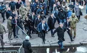 В Сети высмеяли фото Порошенко, убегающего со своего митинга в Житомире