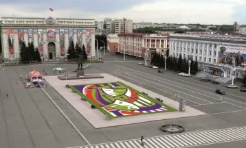 Фото: На площади Советов в Кемерове высадят цветы в виде маски 1