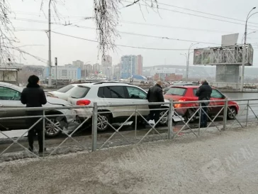 Фото: В центре Кемерова столкнулись четыре автомобиля 4