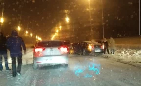Появились фото массового ДТП на Леснополянском шоссе в Кемерове
