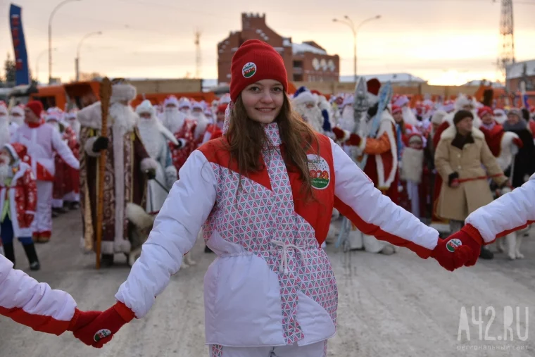 Фото: 1 000 Дедов Морозов прошли по центру Кемерова 5