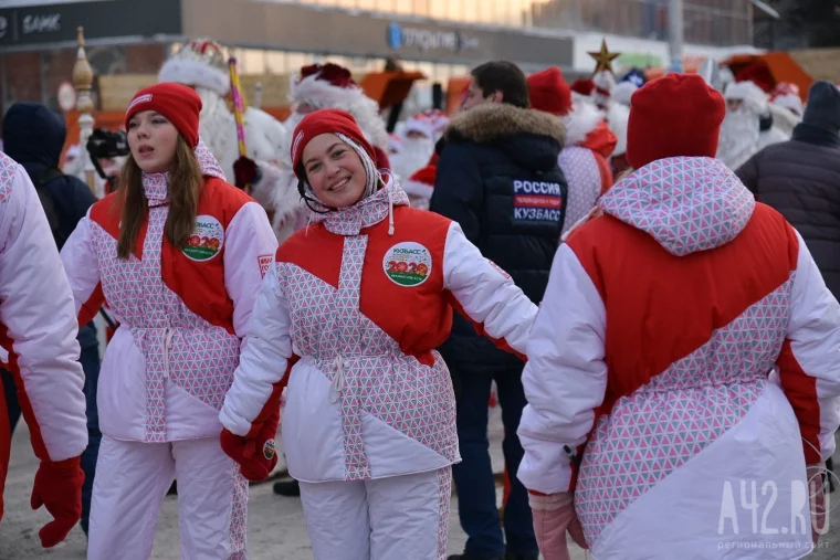 Фото: 1 000 Дедов Морозов прошли по центру Кемерова 7