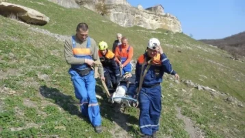 Фото: Застрявшую в горах Крыма пожилую жительницу Кузбасса экстренно эвакуировали спасатели 1