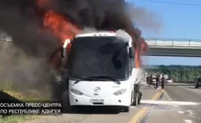 Рейсовый автобус с пассажирами загорелся на трассе в Адыгее 