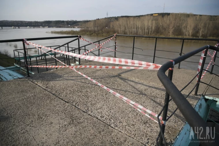 Фото: В Кемерове закрыли спуск к Томи: вода подтопила набережную 7