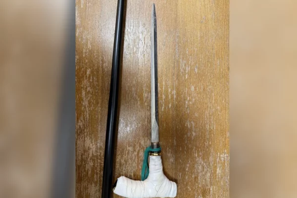 В Екатеринбурге женщина пыталась пройти на заседание суда с ножом в трости