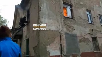 Фото: Кемеровские пожарные спасли 18 человек во время пожара в двухэтажном доме 1
