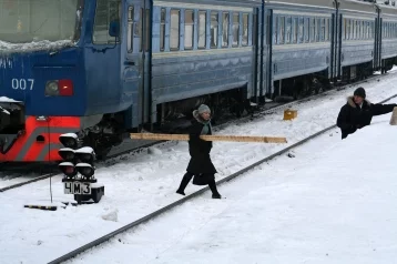 Фото: Полицейские оштрафовали двух кузбассовцев, едва не попавших под поезд 1