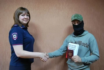 Фото: В Кузбассе иностранцу, участвующему в СВО, вручили российский паспорт 1