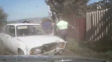 Фото: В Кузбассе пьяный водитель ВАЗа, уходя от погони, врезался в дерево 1