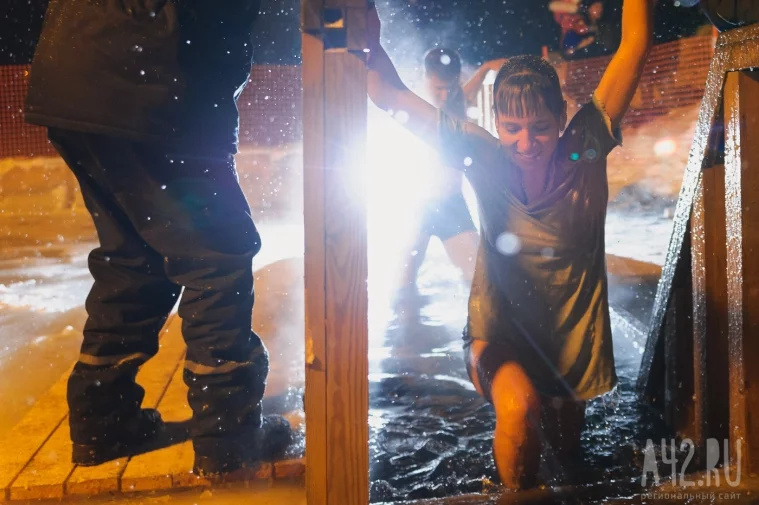Фото: Крещение в Кемерове: праздник в морозную ночь 45