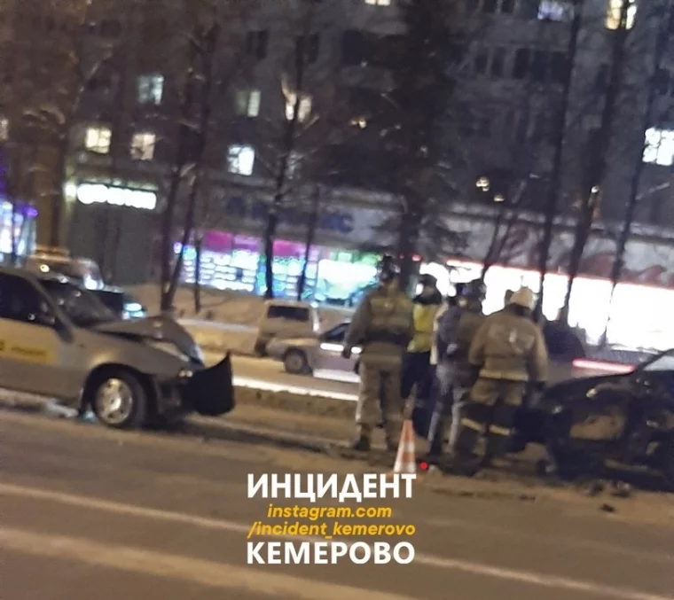 Фото: ДТП с участием автомобиля такси произошло на проспекте Ленина в Кемерове 2