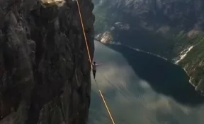 Норвежец прошёл по канату на высоте 1 километра без страховки